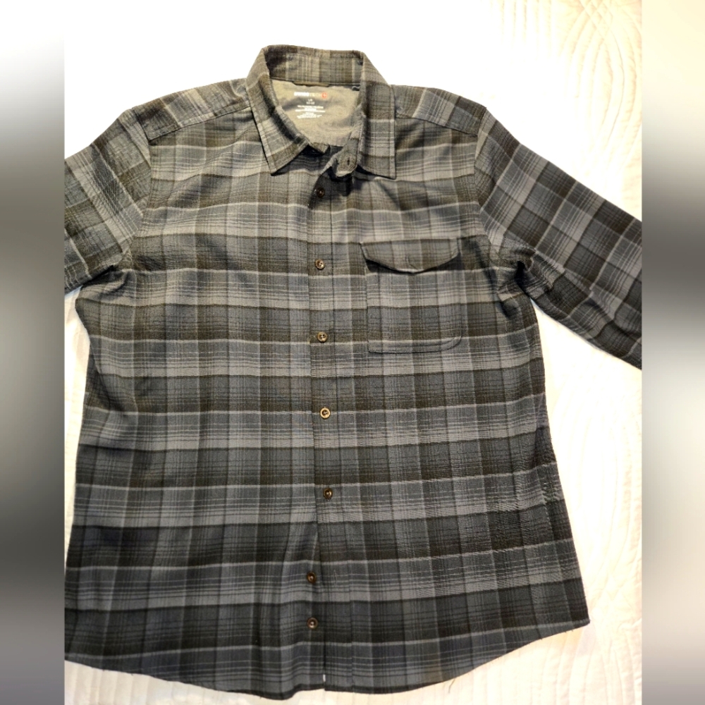 Swiss Tech Gray Plaid Button Down Shirt. Mens Size Large.